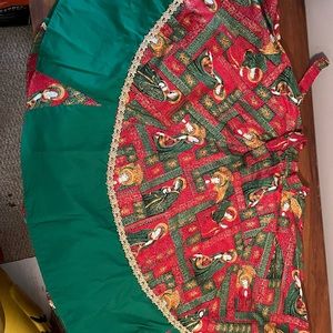 Elegant tree skirt